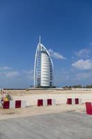 dubai, Emirati Arabi Uniti, 16 gennaio 2014 - vista dell'hotel burj al arab a dubai. a 321 m, è il quarto hotel più alto del mondo e dispone di 202 camere. foto