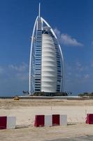 dubai, Emirati Arabi Uniti, 16 gennaio 2014 - vista dell'hotel burj al arab a dubai. a 321 m, è il quarto hotel più alto del mondo e dispone di 202 camere. foto