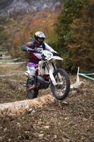 soko banja, serbia, 20 ottobre 2018 - pilota non identificato alla gara di hard enduro a soko banja, serbia. questa gara di moto offroad si è svolta dal 20 al 21 ottobre 2018. foto