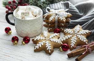 decorazioni natalizie, biscotti al cacao e panpepato. foto