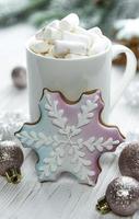 cacao natalizio, biscotti di panpepato e decorazioni. foto