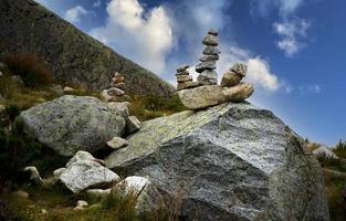 sculture in pietra sulla roccia foto