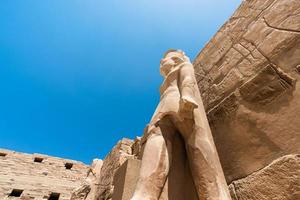 statua antica nella sala con pilastri a luxor in egitto foto