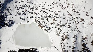 aereo Visualizza di il congelato prokosco lago e il circostante villaggio durante inverno. uno di il maggior parte bellissimo villaggi di bosnia e erzegovina dopo un' pesante nevicata. congelato glaciale lago. foto