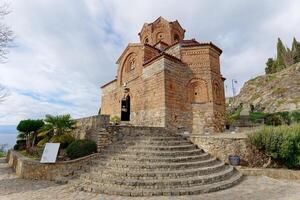 Visualizza di il Chiesa di santo John il teologo nel lago Ohrid, nord macedonia. viaggio destinazione con culturale e naturale interesse. unesco mondo eredità luogo. foto