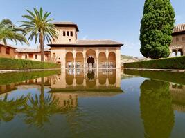 giardino di il parziale, Alhambra granata. riflessione nel il acqua. moresco architettura. unesco unesco mondo eredità Spagna. viaggio nel tempo e scoprire storia. foto