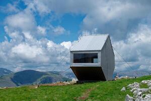 montagna riparo per escursionisti e alpinisti.. alpinismo attività. Collegare con natura. all'aperto attività e in viaggio stile di vita. foto