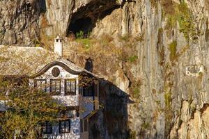 Visualizza di tekija nel blagaj nel bosnia e erzegovina. il tekija, derviscio Casa, impostato a il fonte di il fiume buna. foto