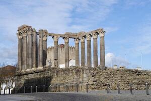 evora romano tempio, Diana tempio è il maggior parte noto monumento nel il città. visitare il passato nel il romano tempio e vedere il sole impostato dietro a il vecchio corinzio colonne. viaggio per Portogallo. foto