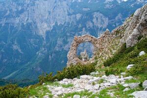 Visualizza di circolare roccia formazione nel il montagne. naturale monumento hajduka vrata nel cvrsnica montagna. famoso escursioni a piedi posto nel bosnia e erzegovina. foto