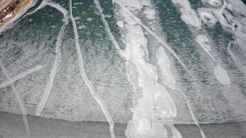 aereo Visualizza di un' congelato lago. sfondo e trame. inverno scenario. foto