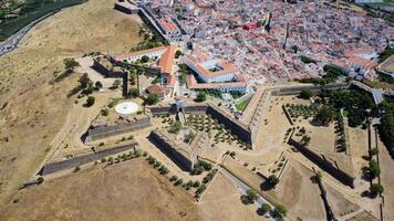 vista aerea del drone delle fortificazioni, della città di confine della guarnigione di elvas e delle sue fortificazioni. patrimonio mondiale dell'unesco portogallo. sito storico. meta turistica per le vacanze. portogallo, alentejo, elva. foto