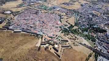 vista aerea del drone delle fortificazioni, della città di confine della guarnigione di elvas e delle sue fortificazioni. patrimonio mondiale dell'unesco portogallo. sito storico. meta turistica per le vacanze. portogallo, alentejo, elva. foto