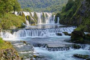 cascate di una nazionale parco nel bosnia e erzegovina. un' Rete di fiume flussi, piscine, acqua rapide, canyon e cascate. foto