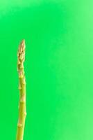 vivace verde asparago sta alto contro un' lussureggiante verde sfondo, esemplificativo freschezza e naturale bellezza. Perfetto per cibo e natura temi. foto
