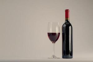 vino rosso vino bottiglia e bicchiere su bianca sfondo foto