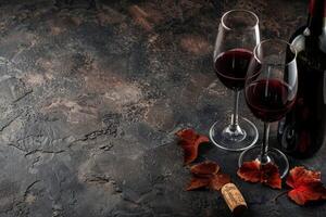 rosso vino bicchieri e bottiglia su pietra sfondo. superiore Visualizza con copia spazio rosso vino bicchiere foto