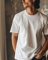 giovane adulto uomo modello nel vuoto bianca t camicia per design modello foto