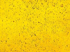 estratto Esposto alle intemperie giallo parete sfondo. foto