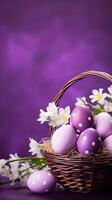 un' cestino di colorato uova con copyspace su un' viola sfondo. Pasqua uovo concetto, primavera vacanza foto