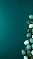 un' cestino di colorato uova con copyspace su verde sfondo. Pasqua uovo concetto, primavera vacanza foto