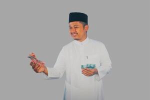 asiatico musulmano uomo donare il suo i soldi foto