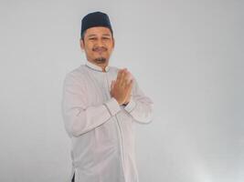 musulmano asiatico uomo sorridente per dare saluto durante Ramadan celebrazione foto