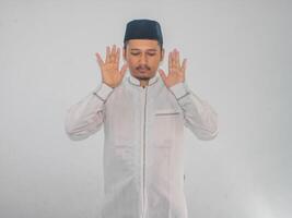musulmano asiatico uomo preghiere con fervore foto
