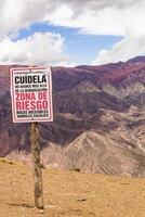 multicolore montagne collocato nel il cittadina di humahuaca, argentina foto