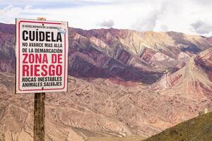 multicolore montagne collocato nel il cittadina di humahuaca, argentina foto