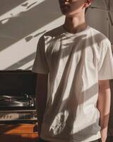 giovane adulto uomo modello nel vuoto bianca t camicia per design modello foto