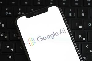 kiev, Ucraina - marzo 17, 2024 Google ai logo su i phone Schermo schermo e macbook tastiera foto