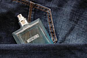 kiev, Ucraina - ottobre 31, 2023 moschino divertente blu profumo bottiglia. moschino è italiano lusso moda Casa fondato nel 1983 di franco moschino foto