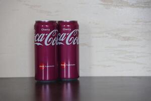 kiev, Ucraina - 4 Maggio, 2023 coca Coca Cola morbido bevande marca lattina lattine con ciliegia gusto foto