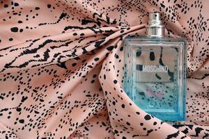 kiev, Ucraina - ottobre 31, 2023 moschino divertente blu profumo bottiglia. moschino è italiano lusso moda Casa fondato nel 1983 di franco moschino foto