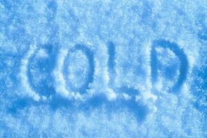 il parola freddo scritto su il neve. inverno e freddo tempo atmosferico. foto