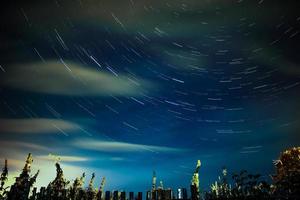 tracce di stelle. cielo stellato notturno. foto