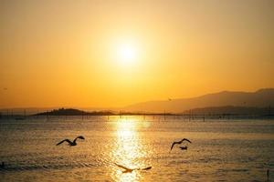 caldo mare al tramonto foto