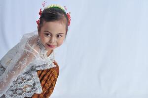 un' giovane asiatico ragazza indossare giavanese tradizionale Abiti foto