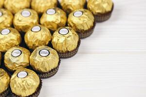 Kharkiv, Ucraina - gennaio 2, 2021 ferrero Rocher - il giro cioccolatini. caramella nel marchiato confezione, un' dolce piacere foto