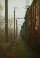 foto di il treno su piovoso nuvoloso tempo metereologico con superficiale profondità di campo