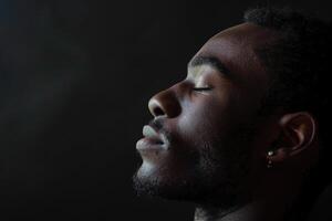 ai generato profilo ritratto sereno africano americano uomo con occhi chiuso e testa indietro contro nero sfondo foto