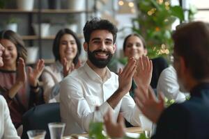 ai generato maschio capo lodi arabo collega a gruppo incontro collaboratori sostegno. foto