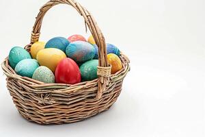 Pasqua cestino pieno con colorato uova su un' bianca sfondo foto