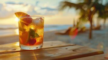 frutta cocktail su di legno tavolo con spiaggia sfondo. foto