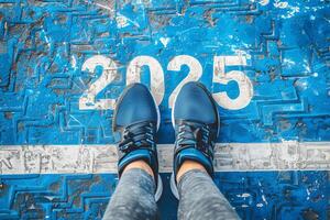 il inizio di 2025 è scritto su un' colorato strada. concettuale foto di il In arrivo nuovo anno 2025. nuovo anno concetto, motivazione, attività commerciale promozione, passo inoltrare, in movimento inoltrare, speranza