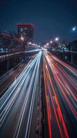 striature di in movimento auto luci contro il fondale di città luci a notte foto