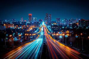 striature di in movimento auto luci contro il fondale di città luci a notte foto