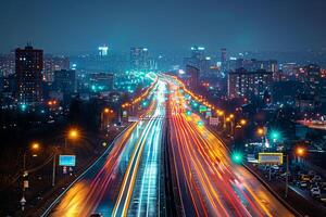 striature di in movimento auto luci contro il fondale di città luci a notte foto