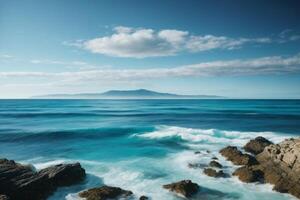 un' bellissimo blu oceano con onde e nuvole foto